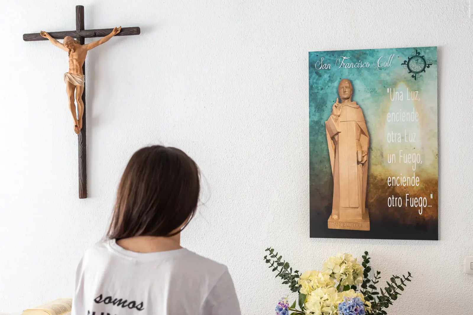 Una residente ante el cartel de San Francisco Coll, fundador de las Dominicas de la Anunciata