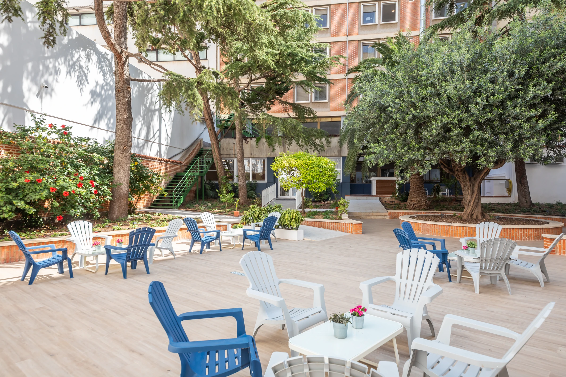 Mesas y árboles del patio