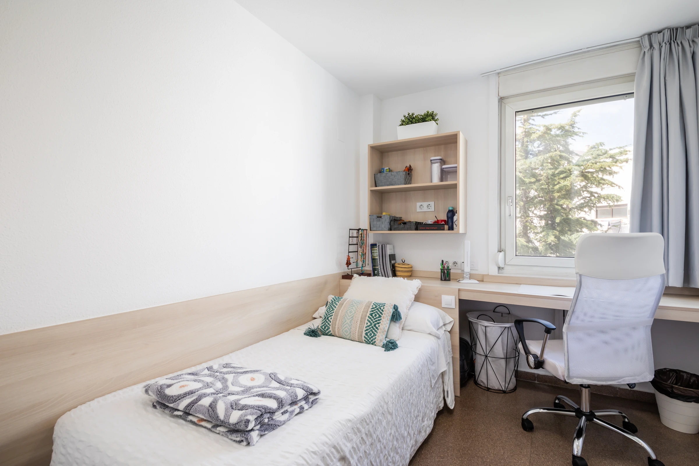 Habitación individual con escritorio