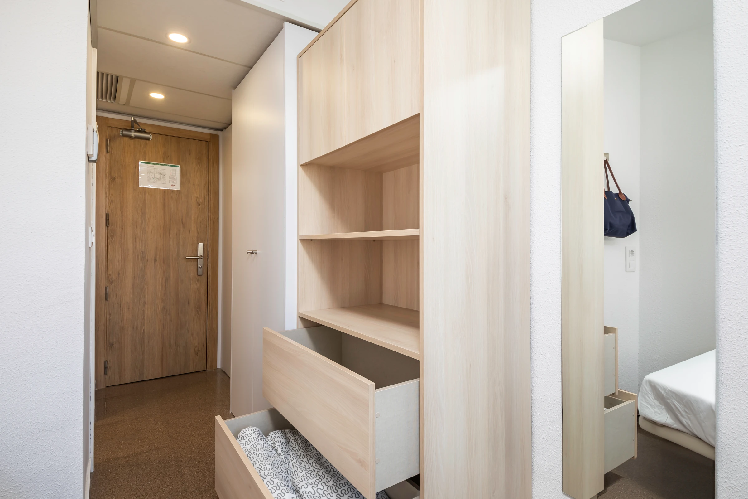 Armario y baño de una habitación