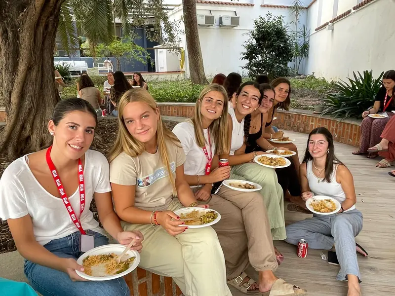 Residentes comiendo juntas en el patio