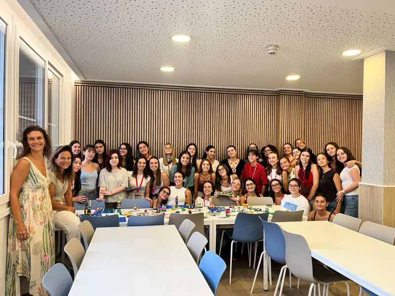 Foto de grupo de las residentes en el comedor de Anunciata