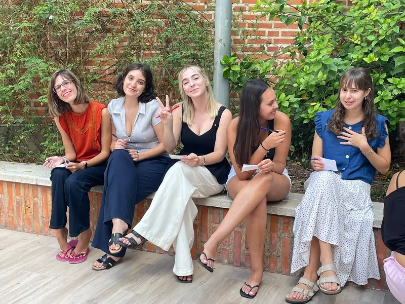 Residentes charlando en el patio