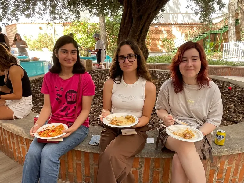 Tres residentes comiendo en el patio