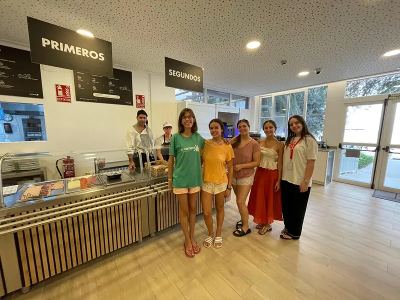Residentes en el comedor, junto a la línea de primeros y segundos