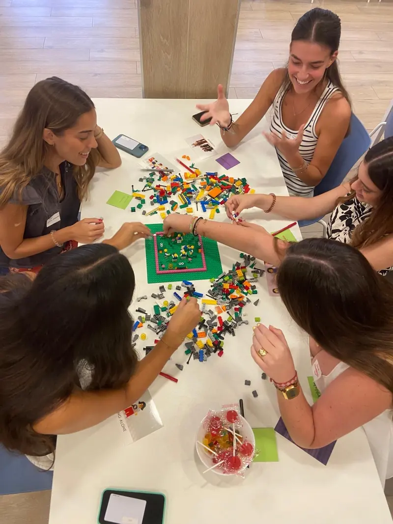 Residentes montando un juego de construcción en el comedor
