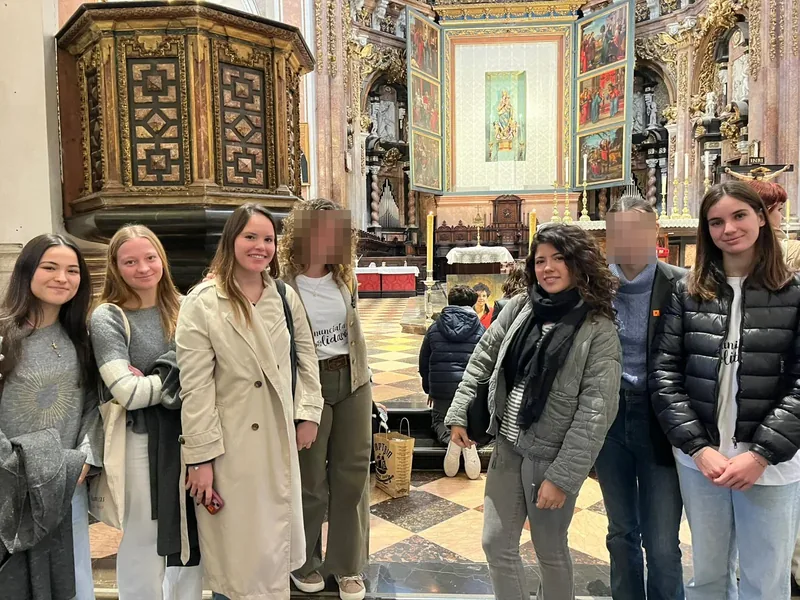 Residentes de visita en una iglesia de Valencia