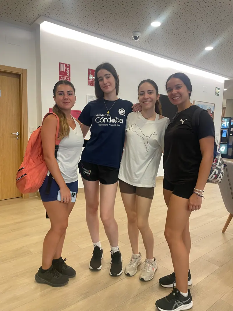 Cuatro residentes con ropa de deporte en el hall