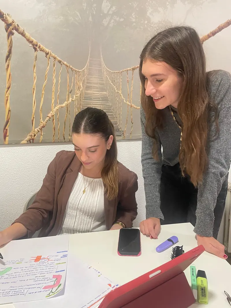 Dos residentes trabajando juntas en una mesa de estudio