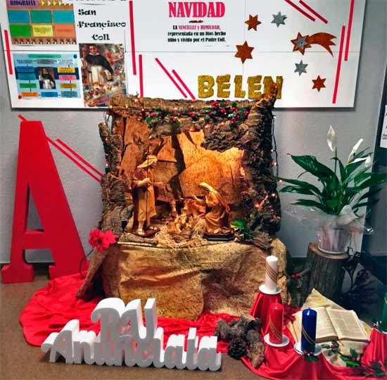 Estudiantes preparando el nacimiento en Anunciata